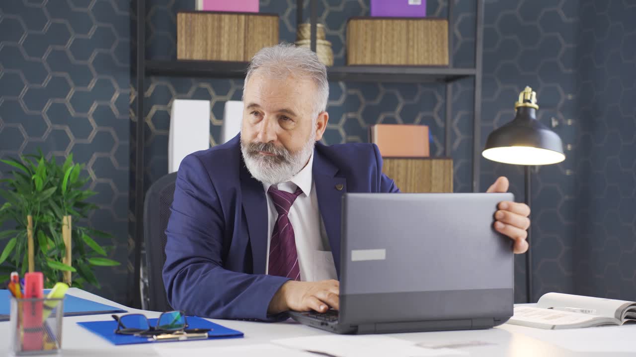 un hombre de negocios deprimido, triste y pensativo.