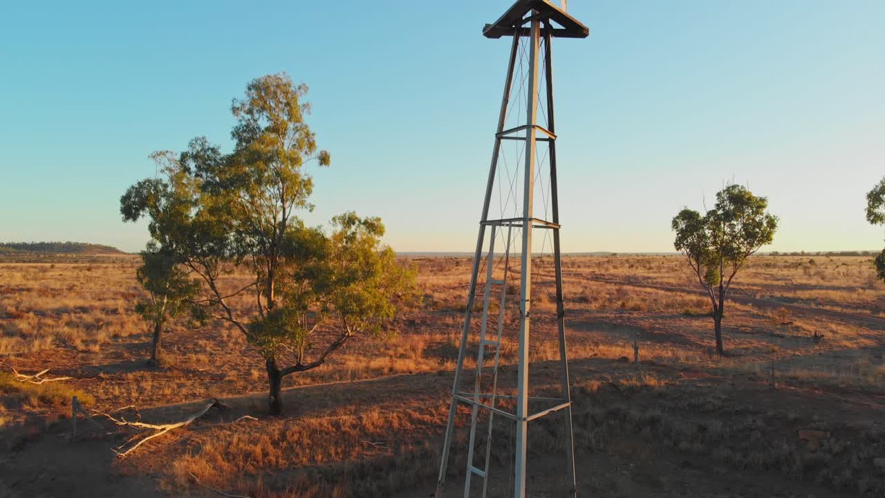 Mulino a vento nell'outback al crepuscolo a Emerald, Queensland, Australia