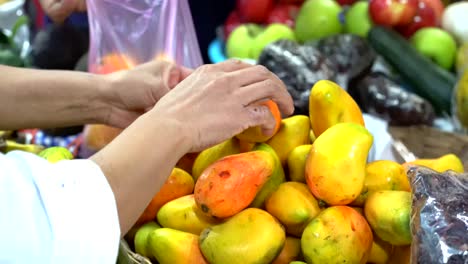 Kauf-Von-Mangos-Auf-Dem-Lateinamerikanischen-Obstmarkt