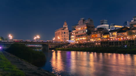 Gion-Kyoto-Teehäuser-Und-Restaurants-Zeitraffer-Auf-Der-Kamo-Flussbrücke-Im-Alten-Japan-Bei-Nacht