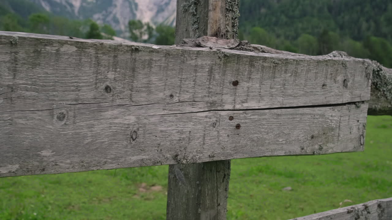 valla de madera en un paisaje rural