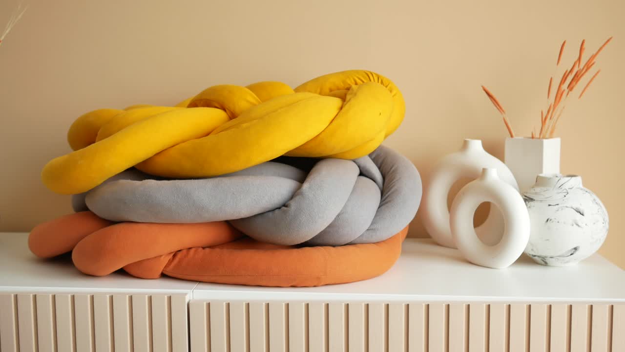 decoración del hogar elegante: almohadas de punto y jarrones modernos