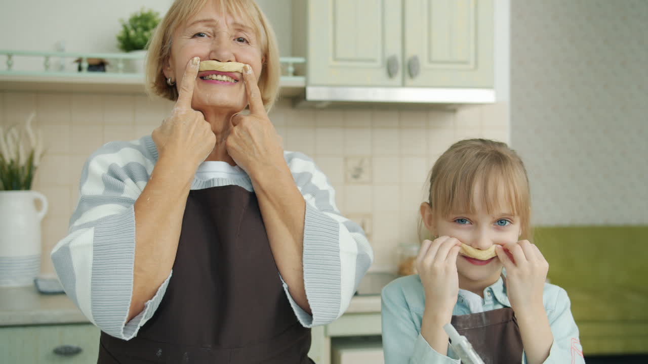 Großmutter und Enkel zusammen backen