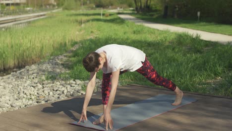 Junge-Weibliche-Yoga-Praktizierende,-Die-Übung-Machen