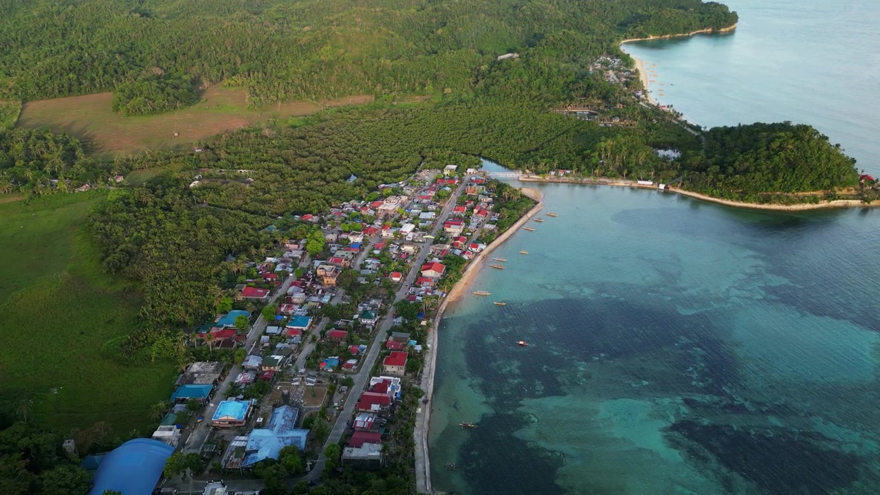 Filipinler, Catanduanes, Virac'taki Brgy Magnesia Del Sur ve Norte'de bir koy boyunca uzanan kıyı köyü. Havadan drone çekimi.
