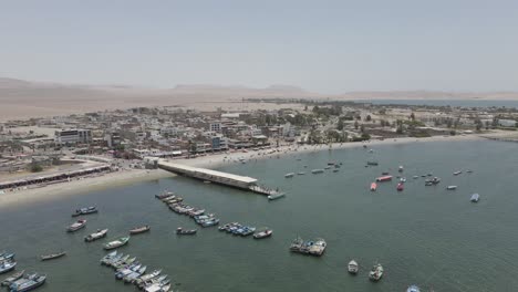 vuelo a los turistas que caminan al barco turístico en el muelle principal, paracas, perú.