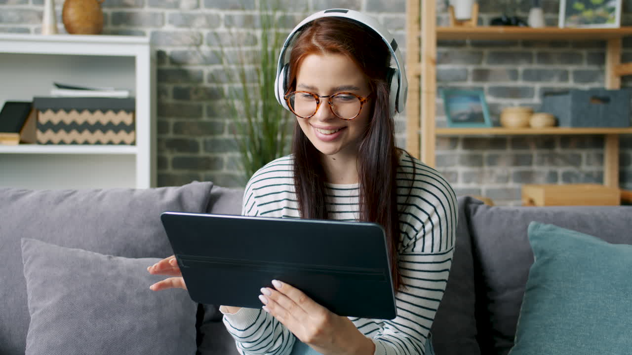 mujer usando tableta en la sala de estar
