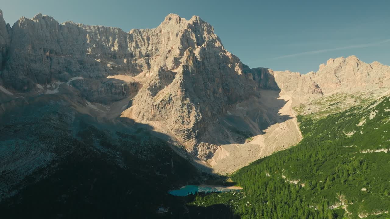 Khung cảnh ngoạn mục từ trên cao của Hồ Sorapis màu ngọc lam ở Dolomites của Ý, vẻ đẹp thanh bình