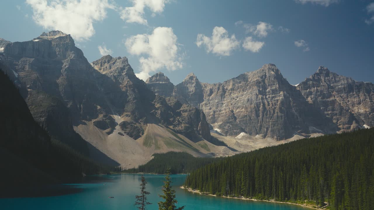 tomada estática del lago moraine en un día azul claro durante la temporada de verano en el parque nacional banff, alberta en las montañas rocosas de canadá