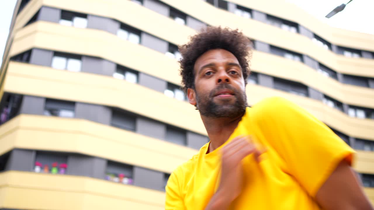 Uomo che balla di fronte a un edificio