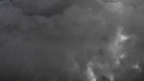 animación de tormenta eléctrica con rayos, lluvia fuerte y nubes grises