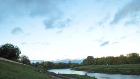 Zeitraffer-Herbstufer-Bei-Sonnenuntergang-Im-Fluss-Theiß-Bei-Szolnok,-Ungarn