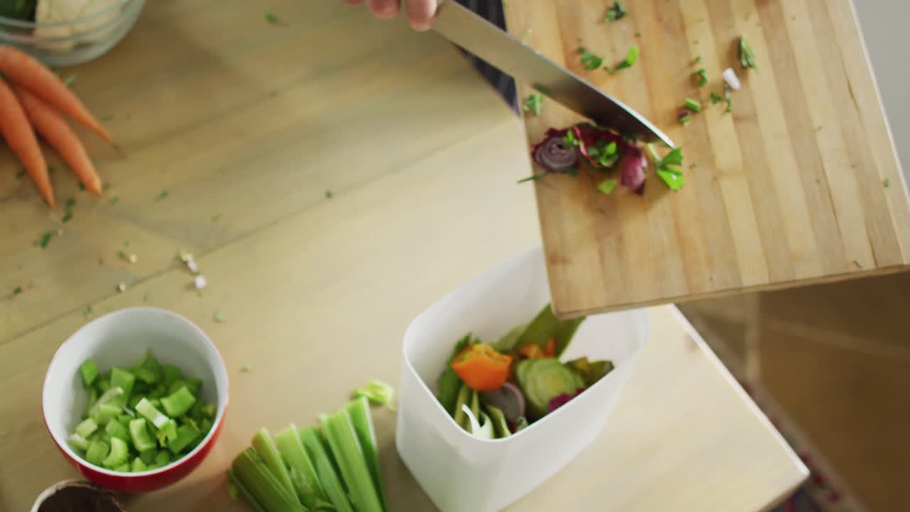 아프론을 입은 백인 남자의 중간 부분, 부 ⁇ 에 서서, 폐기물을  ⁇ 고