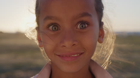 Primer-Plano-Retrato-Joven-Niña-De-Raza-Mixta-Haciendo-Muecas-Disfrutando-De-Las-Vacaciones-De-Verano-En-Un-Hermoso-Parque-Al-Atardecer-Serie-De-Personas-Reales