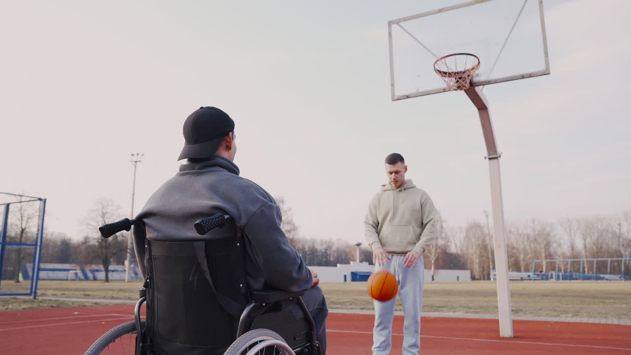 grupo de tres jóvenes amigos japoneses sonriendo y mirando a la cámara mientras están de pie al aire libre 1