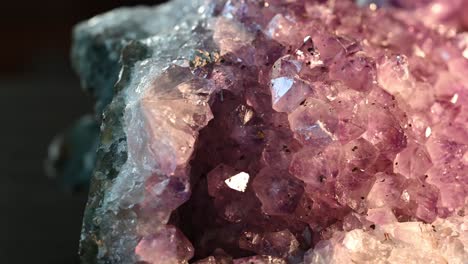 Makroansicht-Von-Verunreinigungen-In-Einem-Amethyst