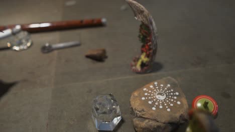 objetos esotéricos, cristales, figuras y piedras dispuestas sobre una mesa