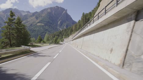 Conduciendo-Por-El-Paso-De-Simplon-En-Suiza