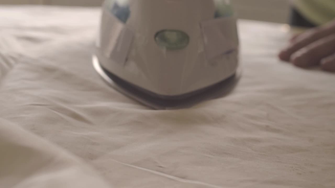 다림질을 하는 집안일