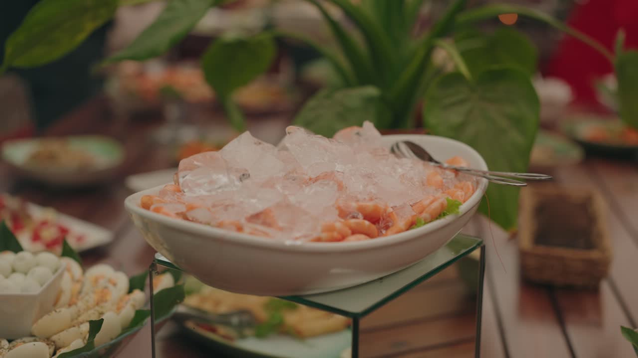 Gamberetti su ghiaccio presentati come raffinato buffet di frutti di mare