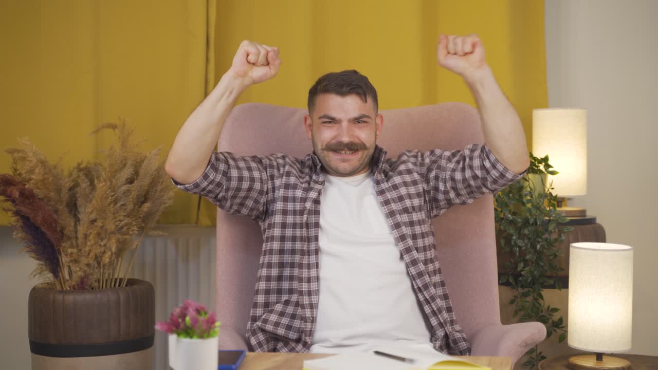 человек испытывает радость, глядя в камеру.