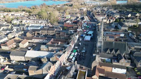 Markt-Im-Stadtzentrum-Von-St.-Ives,-Cambridgeshire,-Vereinigtes-Königreich,-Drohnen-Luftaufnahme