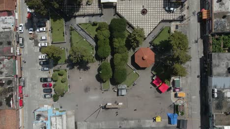 Luftaufnahme:-Draufsicht-Auf-Häuser,-Straßen-Und-Kirche-In-Der-Nachbarschaft,-Drohnenansicht