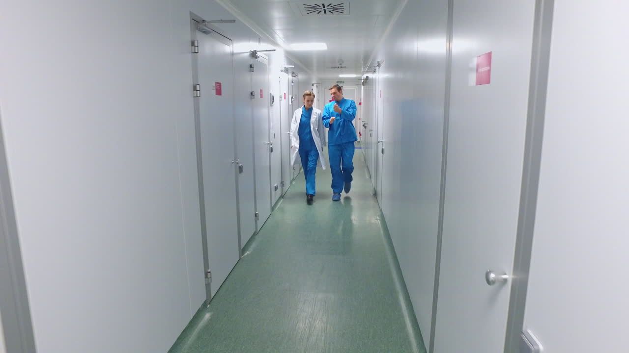 scienziati che camminano nel corridoio del laboratorio. lavoratori farmaceutici nel corridoio del laboratorio