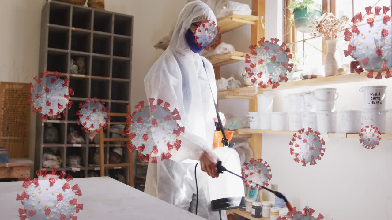 animación de células virales sobre hombre caucásico con máscara facial y traje de seguridad desinfectante