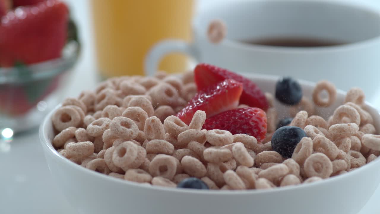 느린 동작으로 곡물 속으로 떨어지는 열매