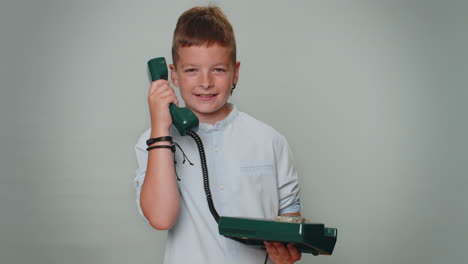 Un-Niño-Loco-Con-Camisa-Hablando-Por-Teléfono-Vintage-Con-Cable-De-Los-Años-80,-Engañando-Y-Haciendo-Caras-Tontas