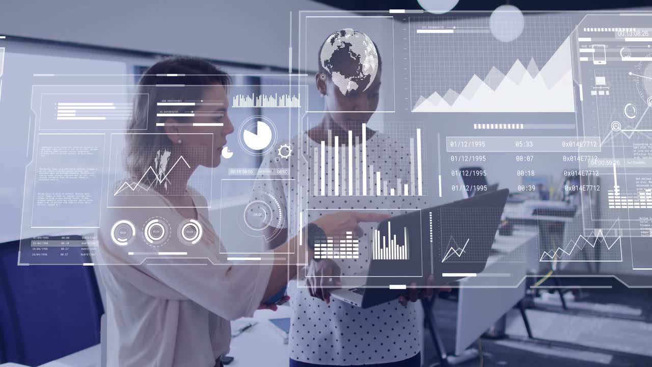 Equipe de negócios tomando café e digitando no laptop enquanto gera gráficos holográficos para revisão.