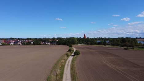magnífico vuelo de vista aérea levanta un dron en el campo de granjero acker path en la isla poel alemania otoño de 2022