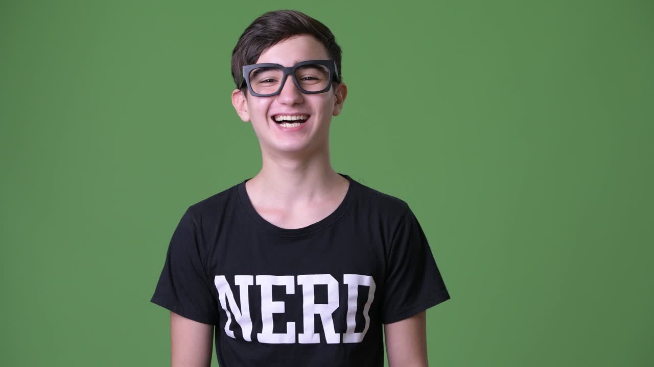 joven y guapo adolescente iraní contra un fondo verde