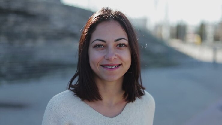 Primo piano di una giovane donna sorridente con l'apparecchio