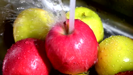 la manzana está siendo lavada en el vapor de agua