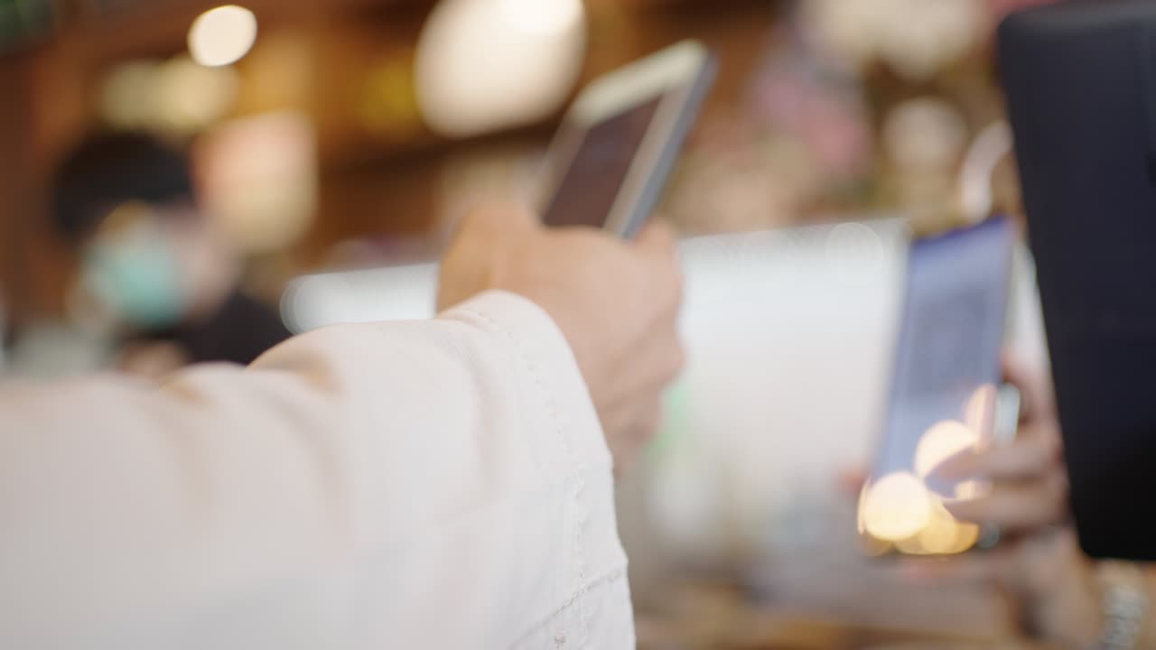 수술 마스크를 착용한 젊은 사업가가 인터넷에 연결된 스마트 폰을 통해 고객들과 비디오 컨퍼런스를 하고 있습니다.