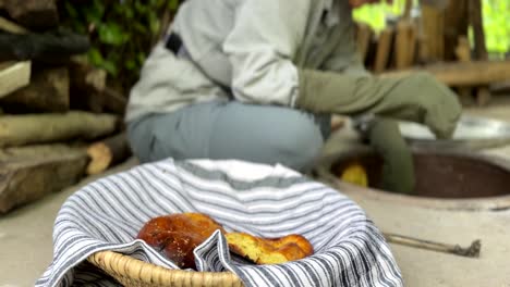 Backen-Sie-Heißes-Frisches-Brot-Aus-Einem-Traditionellen-Lehmofen-Im-Nahen-Osten-Asiens,-Süße,-Flauschige-Kekse-Von-Nomadischen-Einheimischen,-Essensstil-Im-Berghaus-Iran,-Gilan-Rasht,-Bäckereikoch,-Eigelb,-Knusprige-Sesamgarnitur