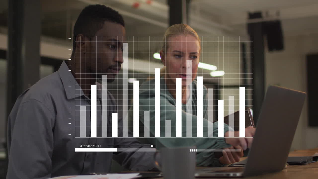 animación del procesamiento de datos financieros sobre diversas personas de negocios en la oficina