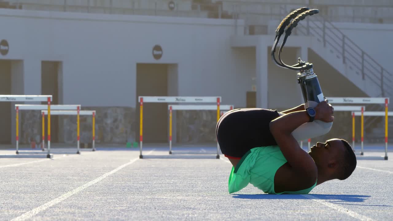 장애인 운동 선수 가 달리기 트랙 에서 운동 하는 것 4k