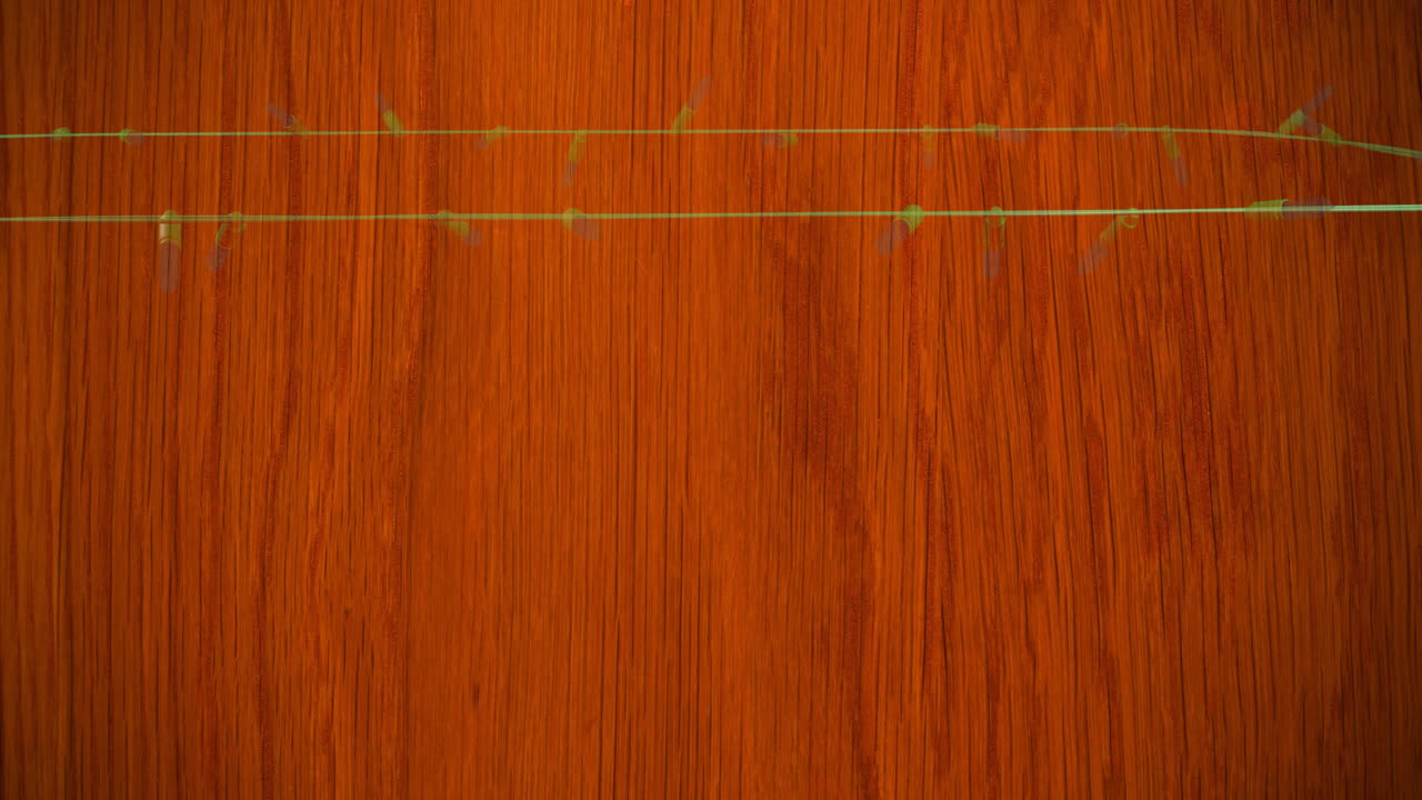 анимация мерцающих сказочных огней с копировальным пространством на деревянном фоне