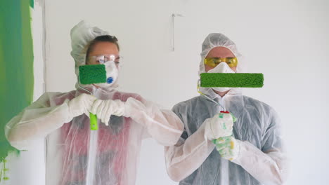 personas en trajes transparentes listas para reparar la casa