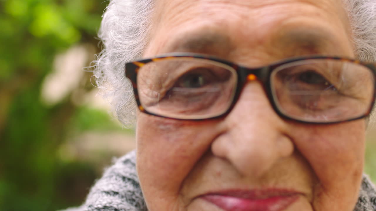 Viso, espressione e rughe di donna anziana