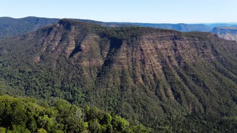 Malerische-Landschaft-Mit-Grünen-Bergen-Im-Lamington-Nationalpark---Blick-Von-O&#39;reillys-Regenwaldrückzug---Hinterland-Der-Goldküste-In-Qld,-Australien-Im-Sommer