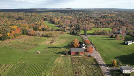 magnífica toma de drones de gran angular de tierras de cultivo en pownal, maine