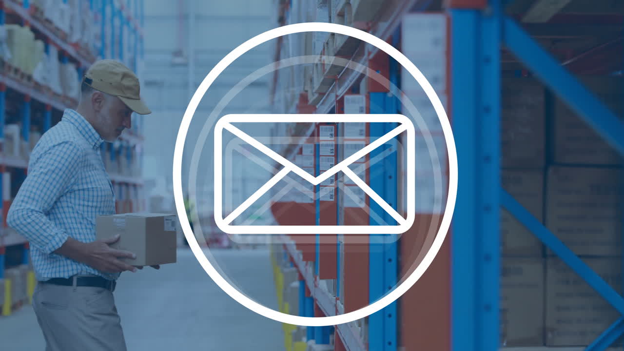 Operaio di magazzino con un pacco in mano, animazione di un'icona email sugli scaffali