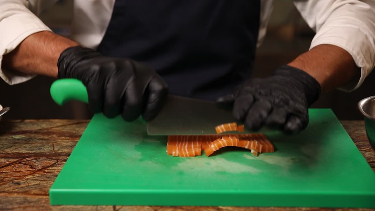 Chef che prepara il salmone