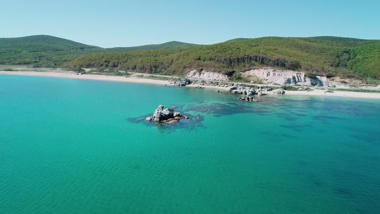 해변의 공중 풍경, 푸른 물과 바다의 거대한 바위, 아름다운 해경.