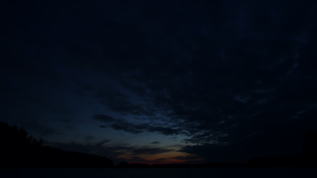 Timelapse della luna crescente e di Venere all'ora d'oro su un lago ghiacciato