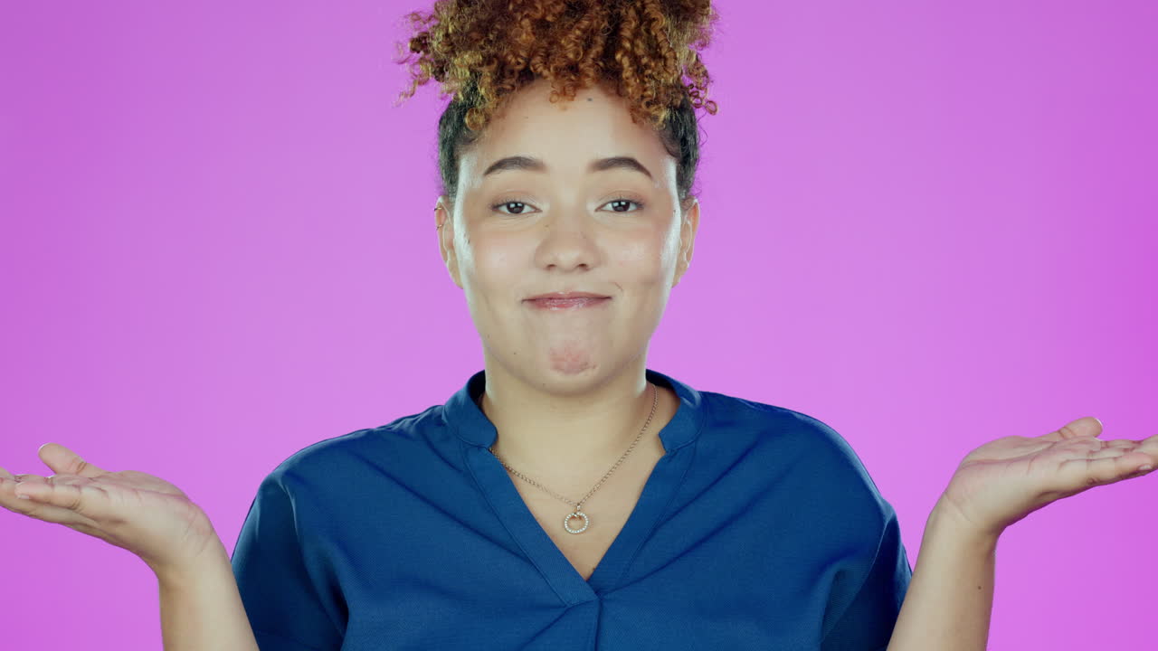 cara, mujer confundida y encogiéndose de hombros en el estudio